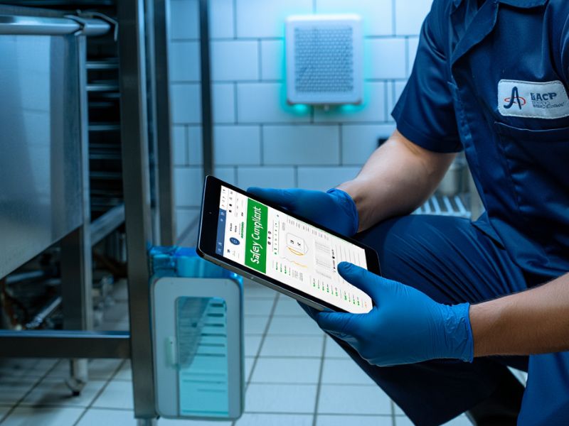 Monitoraggio infestanti HACCP Alpha Range in una cucina professionale a Roma, con controllo discreto di punti critici e lampade UV-LED.