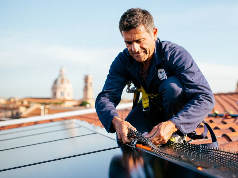 Tecnico Alpha Range installa un sistema di dissuasione elettrostatica invisibile su un edificio di pregio.